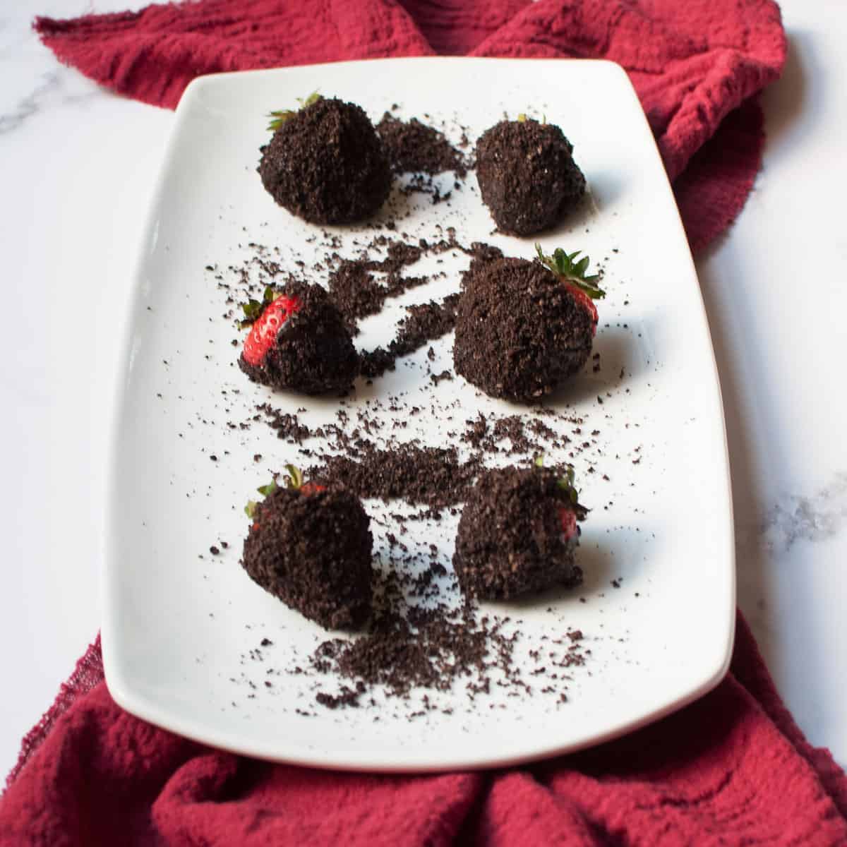 Chocolate Oreo Covered Strawberries {with milk or dark chocolate}